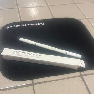 Victoria Beckham brow pencil / taupe baby blade